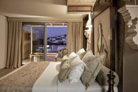 Signature Suite with Sea View & Hot Tub | Minibar, blackout drapes, free WiFi, bed sheets