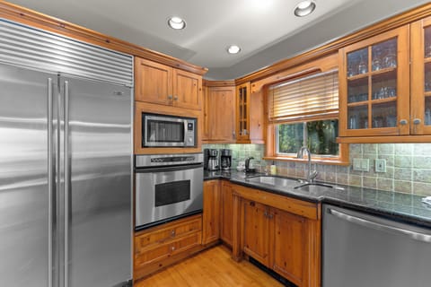 House (6 Bedrooms) | Exterior