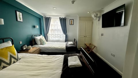 Private Twin Room (Ensuite) | Iron/ironing board, free WiFi, bed sheets