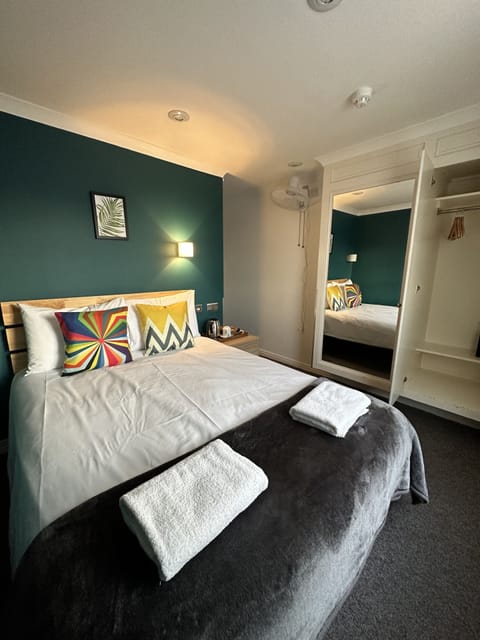 Private Double Room (Ensuite) | Iron/ironing board, free WiFi, bed sheets