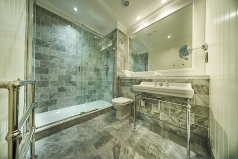 Combined shower/tub, free toiletries, hair dryer, towels