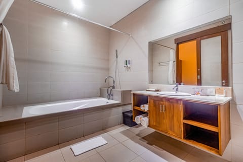 Separate tub and shower, free toiletries, hair dryer, bathrobes