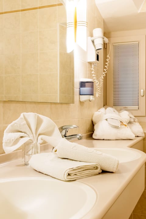 Junior Studio Suite, Non Smoking | Bathroom | Combined shower/tub, hair dryer, bathrobes, slippers