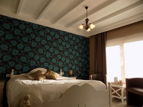 Comfort Double Room | In-room safe, desk, soundproofing, free WiFi