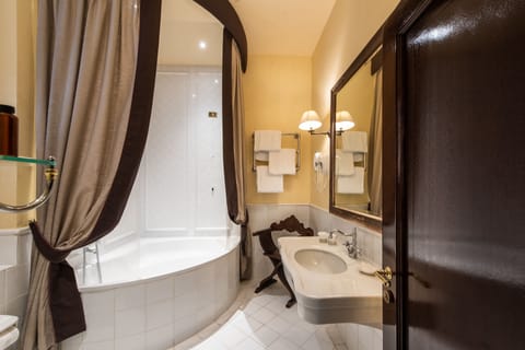 Executive Double or Twin Room | Bathroom | Eco-friendly toiletries, hair dryer, bathrobes, slippers