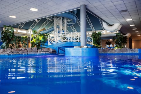 2 indoor pools, outdoor pool, sun loungers