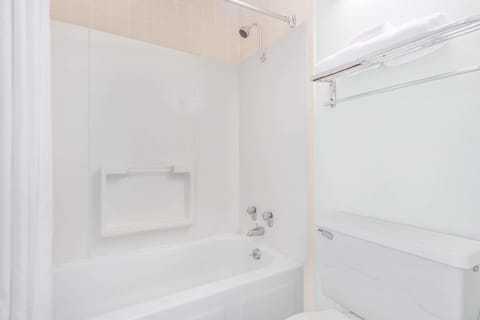 Combined shower/tub, hair dryer, towels