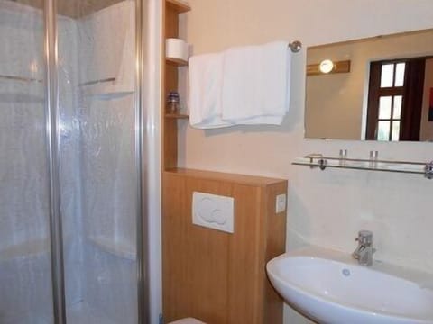 Standard Single Room | Bathroom | Free toiletries, towels, soap, shampoo