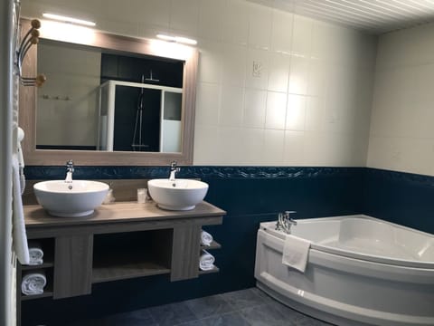 Family Room | Bathroom | Free toiletries, hair dryer, towels, soap