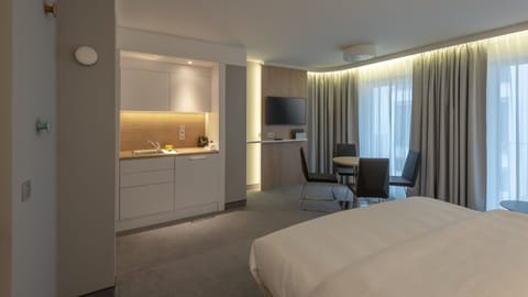 Suite, 1 Queen Bed | In-room safe, laptop workspace, blackout drapes, soundproofing