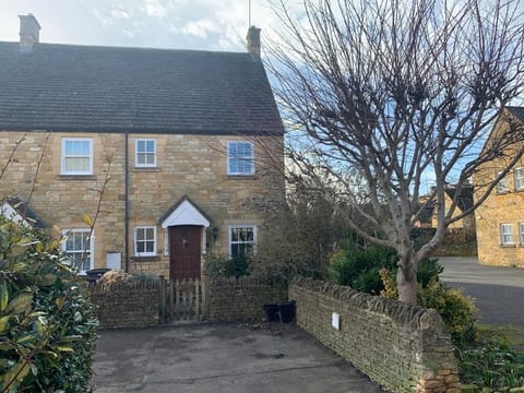 Carol Cottage - cosy end of terrace home just off the high street.