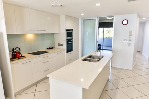 Standard Apartment, 3 Bedrooms | Private kitchen | Full-size fridge, microwave, oven, stovetop