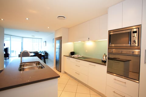 Standard Apartment, 3 Bedrooms | Private kitchen | Full-size fridge, microwave, oven, stovetop