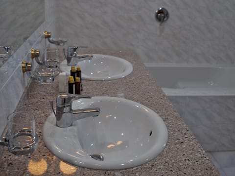 Suite | Bathroom | Free toiletries, hair dryer, slippers, towels