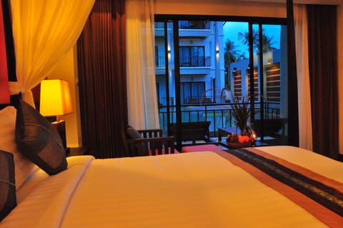 Grand Double Room, 1 King Bed, Pool Access | Free minibar items, in-room safe, desk, blackout drapes