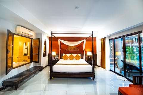 Grand Double Room, 1 King Bed, Pool Access | Free minibar items, in-room safe, desk, blackout drapes