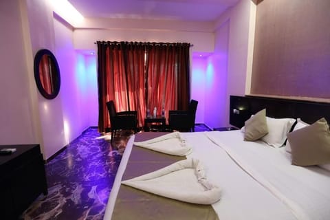 Deluxe Room | Desk, blackout drapes, free WiFi, bed sheets