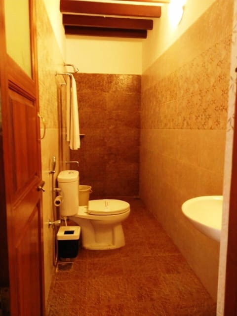 Executive Club | Bathroom | Shower, free toiletries, towels