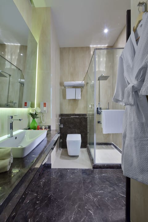 Business Suite, 1 King Bed with Sofa bed, Balcony | Bathroom | Shower, rainfall showerhead, free toiletries, hair dryer