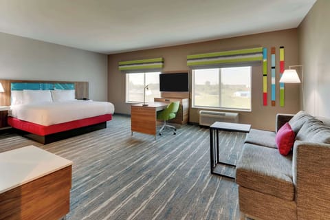 Studio, 1 King Bed, Refrigerator & Microwave (Wet bar) | In-room safe, desk, soundproofing, bed sheets