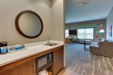 Studio, 1 King Bed, Refrigerator & Microwave (Wet bar) | In-room safe, desk, soundproofing, bed sheets