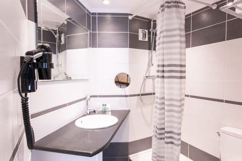 Quadruple Room | Bathroom | Hair dryer, towels