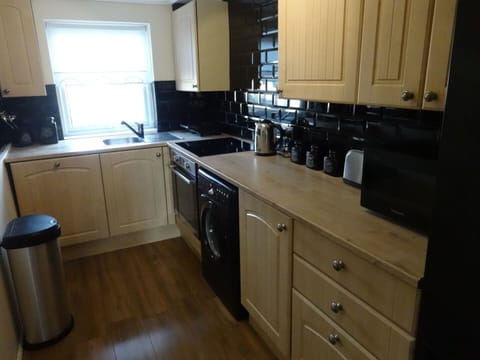 Cottage | Private kitchen | Fridge, microwave, oven, stovetop