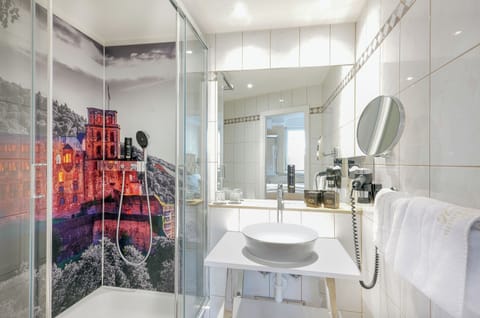 Comfort Double Room | Bathroom | Free toiletries, hair dryer, bathrobes, slippers