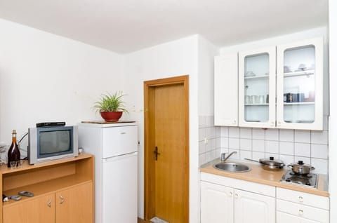 Apartment (One-Bedroom Apartment with Sea View 3) | Private kitchen | Fridge