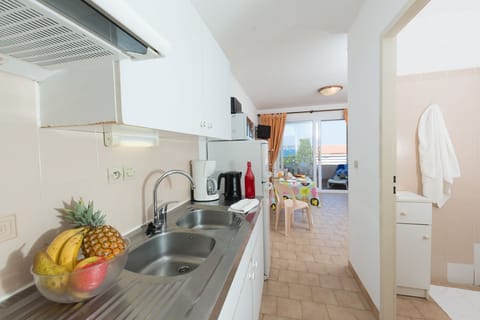 Room | Private kitchen | Full-size fridge, microwave, stovetop, coffee/tea maker