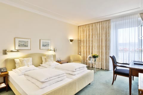 Double Room, Lakeside | Hypo-allergenic bedding, minibar, in-room safe, individually decorated