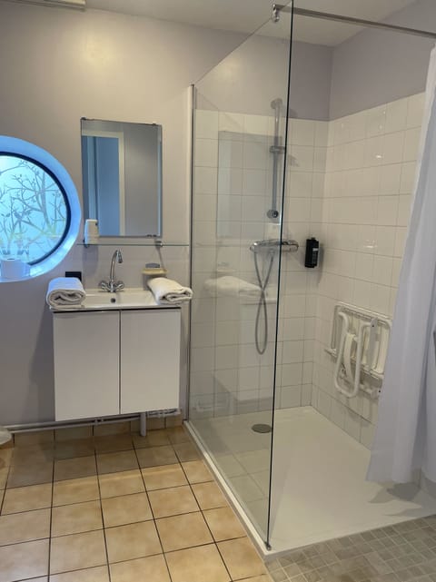 Shower, rainfall showerhead, free toiletries, towels