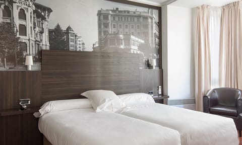 Twin Room | Premium bedding, minibar, in-room safe, desk