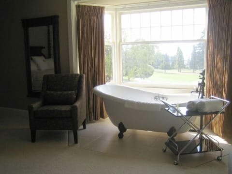 Deluxe Room | Deep soaking bathtub