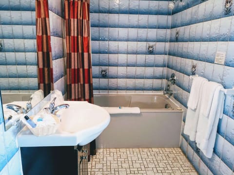 Superior Room, 1 Queen Bed | Bathroom | Hair dryer, towels