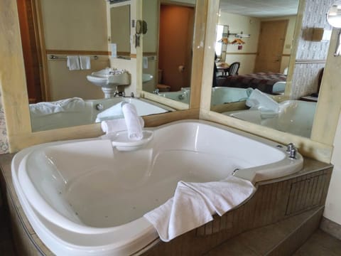 Junior Suite, 1 Queen Bed (Double Jacuzzi) | Desk, soundproofing, free WiFi, bed sheets