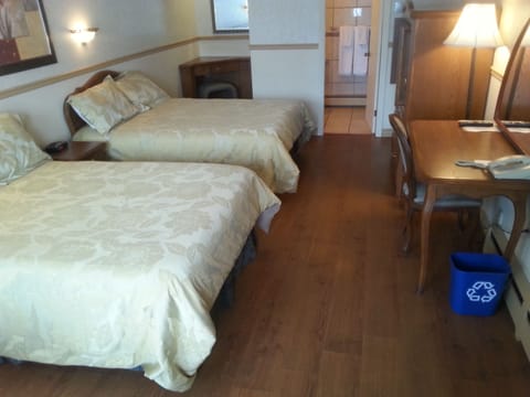 Economy Room, 2 Double Beds | Desk, soundproofing, free WiFi, bed sheets