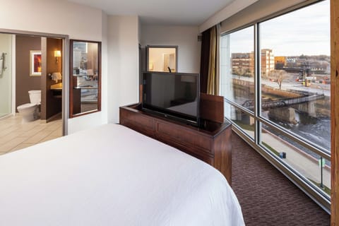 Suite, 1 King Bed, River View (Governor's) | In-room safe, free cribs/infant beds, free WiFi, bed sheets