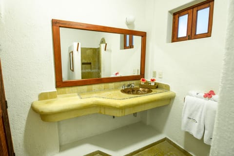 Linda Vista Suite | Bathroom | Shower, towels