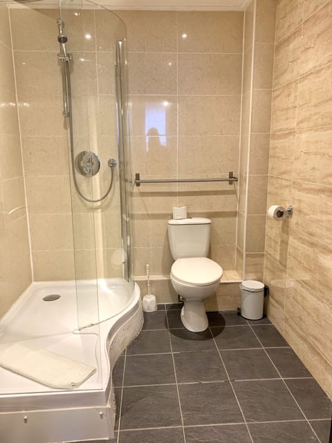 3 Bedroom House | Bathroom | Shower, free toiletries, hair dryer, towels