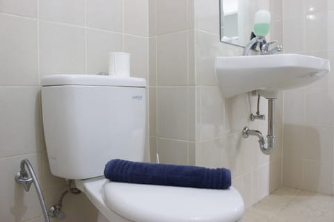 Apartment, Non Smoking, Kitchenette | Bathroom | Shower, free toiletries, towels