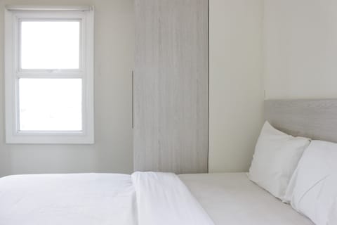 Apartment, Non Smoking, Kitchenette | Iron/ironing board, free WiFi, bed sheets