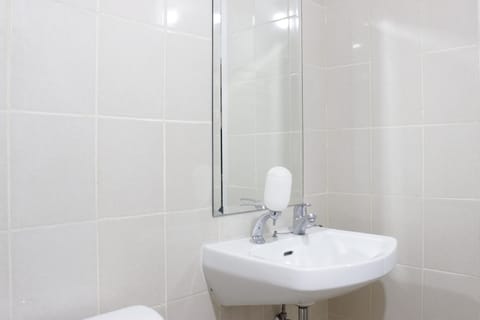 Apartment, Non Smoking, Kitchenette | Bathroom | Shower, free toiletries, towels