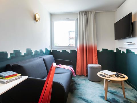 Desk, soundproofing, free WiFi, bed sheets