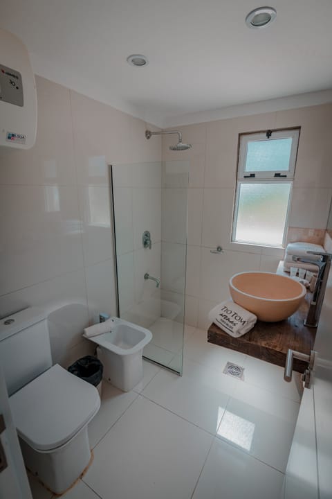 Superior Quadruple Room | Bathroom | Shower, rainfall showerhead, free toiletries, hair dryer