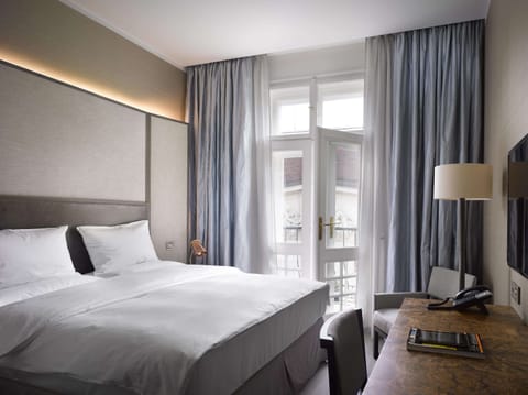Pied a Terre | Hypo-allergenic bedding, down comforters, minibar, in-room safe