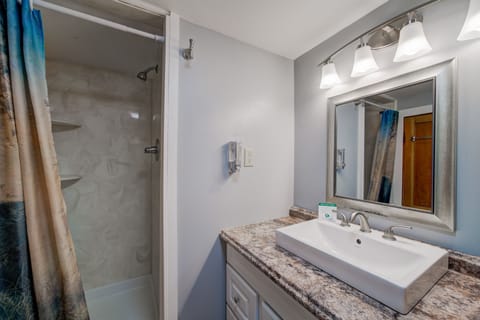 Cabin, 1 King Bed (Cabin 7) | Bathroom | Towels, soap, shampoo, toilet paper