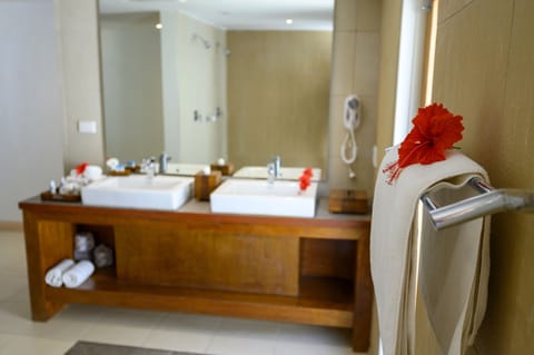 Sanctuary Pool Suite  | Bathroom | Free toiletries, hair dryer, slippers, towels