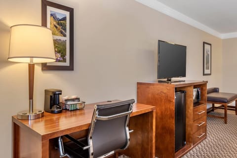 Premium bedding, in-room safe, desk, laptop workspace