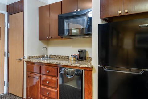 Premium bedding, in-room safe, desk, laptop workspace